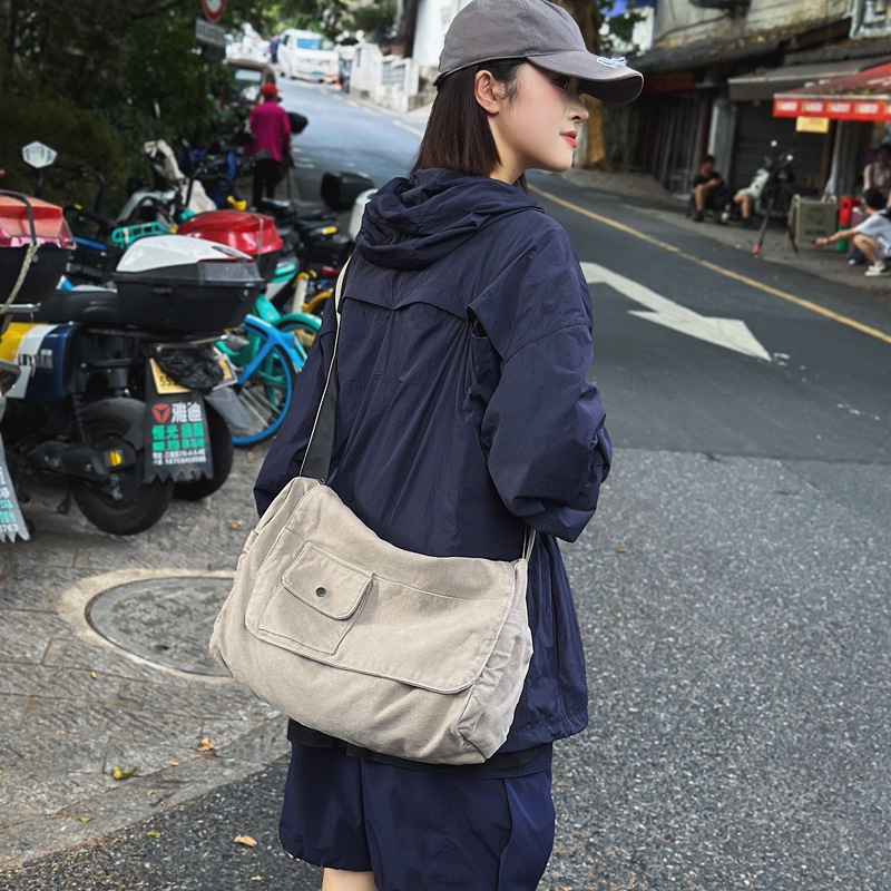 Japanese-style washed canvas bags for men and women, laid-back single-shoulder crossbody bags, artistic college student class bags, casual postman bags full figure