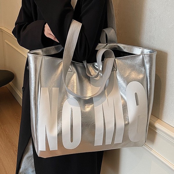 A new large-capacity hand-held women's fashionable Korean-style commuting bag for autumn and winter, a high-end textured tote bag with large letters and European and American style full figure