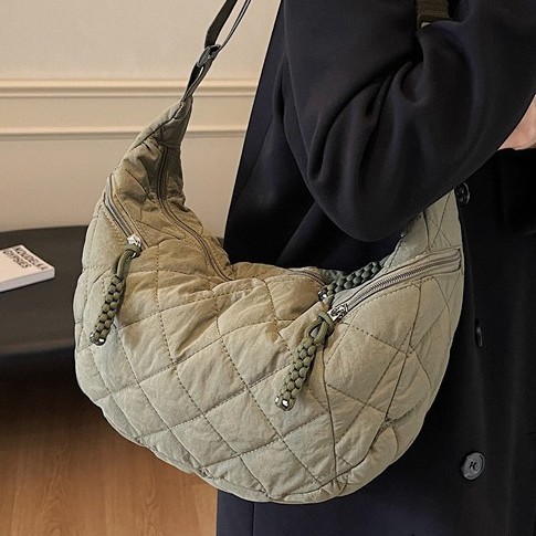 Casual car stitching diamond-shaped dumpling bag for women, 2024 new large-capacity nylon solid color commuter single-shoulder crossbody bag Application Scenario