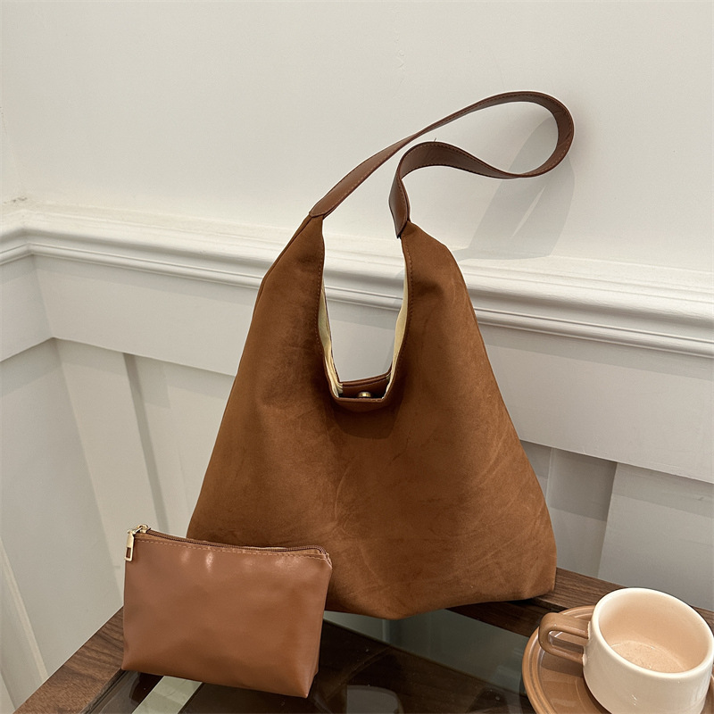 A casual matte retro single-shoulder bag for the 2024 autumn/winter season, a large-capacity retro parent-child commuting underarm tote bag full figure