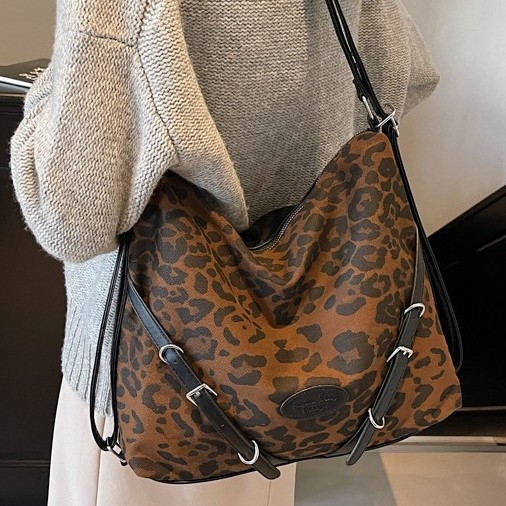 A new American-style hot girl style single-shoulder tote bag for women's autumn and winter, featuring a multi-functional backpack in the school style details Picture