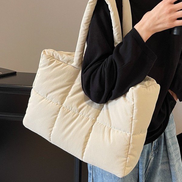 Cross-border large-capacity cotton-padded jacket bag for women, 2024 new style underarm single-shoulder bag, casual hand-held pleated cloud tote bag full figure