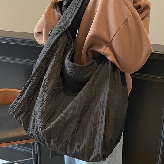 2025 New style simple and artistic single-shoulder fabric bag for girls, sports commuting tote bag, large-capacity underarm bag for women details Picture
