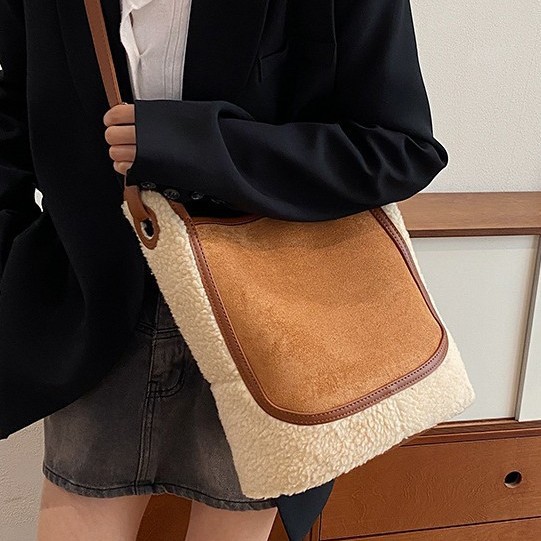 A popular frosted large-capacity bag for autumn and winter, a new fashion tote bag for women in 2024, a high-end and versatile shoulder bag details Picture