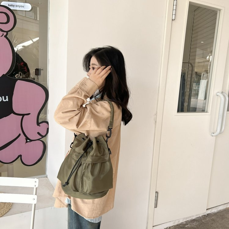 Cool single-shoulder crossbody bag 2025 New Korean style fashionable casual bucket bag large capacity nylon hand-held drawstring bag Specification drawing