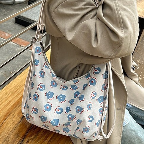 A large-capacity commuter quality bag for women 2025, a trendy spring and summer niche underarm bag, a large-capacity tote commuter bag full figure