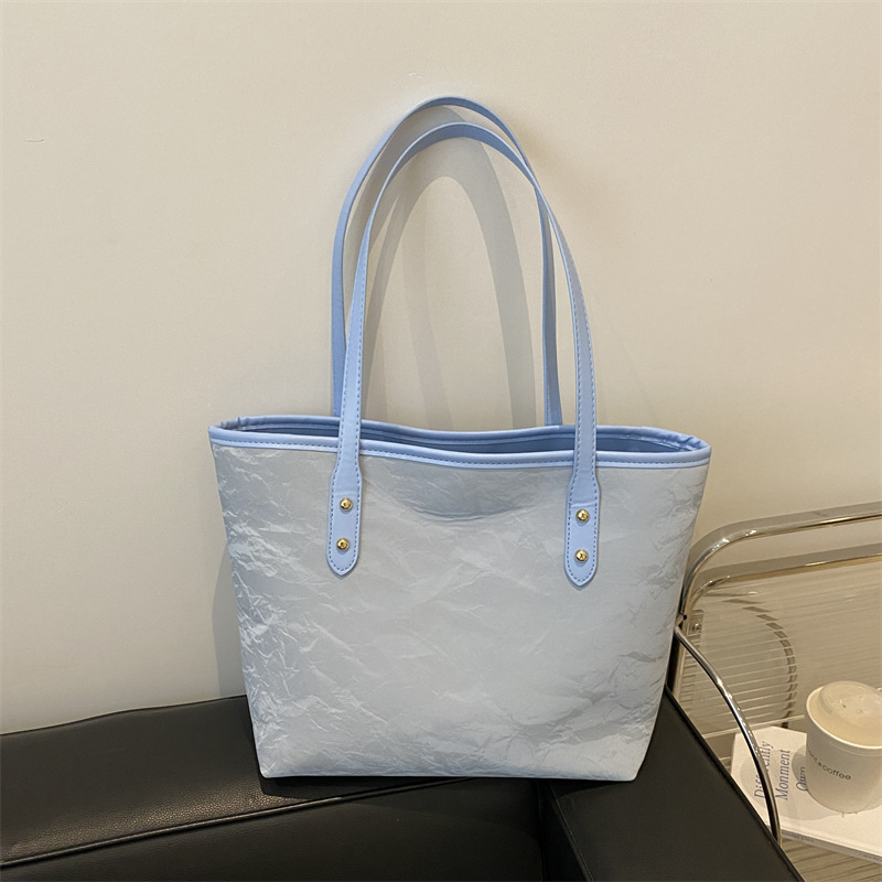 High-capacity single-shoulder bag 2024, a high-end autumn versatile tote bag for college students commuting, attending classes and going out on Instagram full figure
