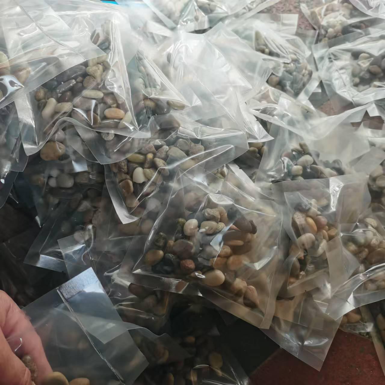 Small bags of rain flower stones, colored pebbles for paving the ground and roads, courtyard and garden landscaping. The rain flower stones are white and the original stones are black Specification drawing