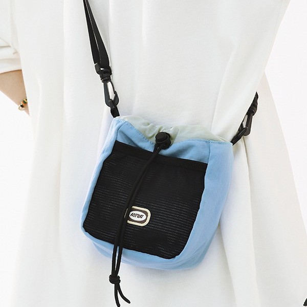 Fashionable and lightweight storage bag, multi-functional single-shoulder backpack, camera bag, drawn-out storage bag, hand-held contrasting color men's and women's crossbody bag Specification drawing
