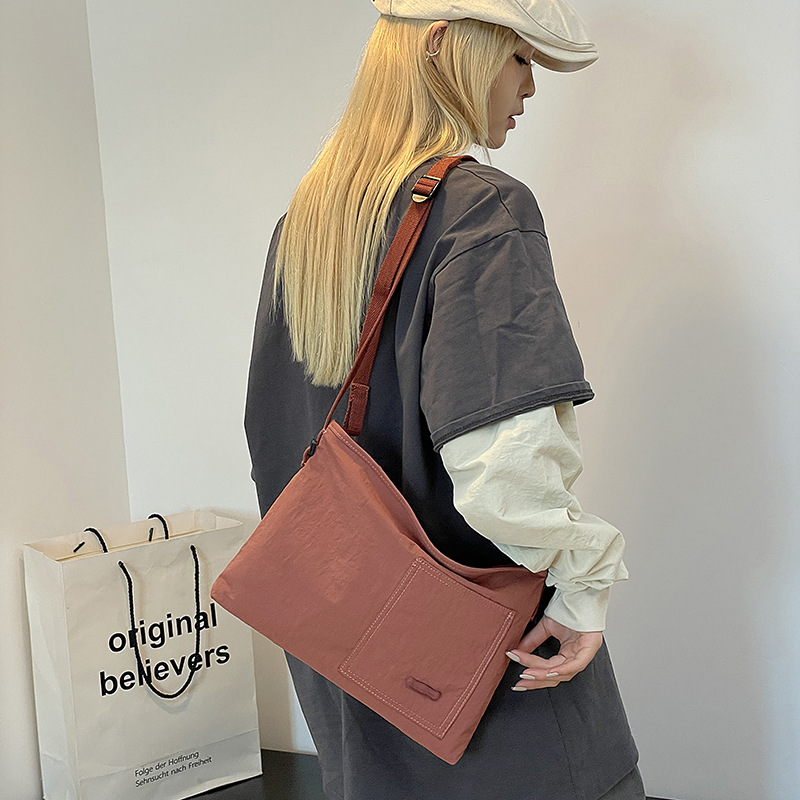 Colorful Fox Japanese and Korean minimalist and niche women's single-shoulder crossbody bag, a versatile student daily commuting underarm bag full figure