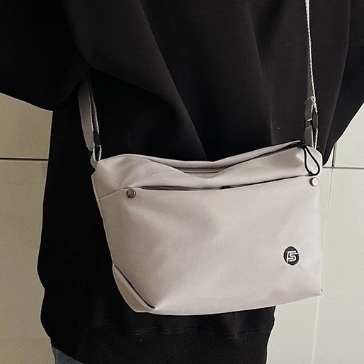 Crossbody bag, women's casual large-capacity single-shoulder bag, versatile for commuting, nylon fabric women's bag, lightweight travel small crossbody bag Application Scenario