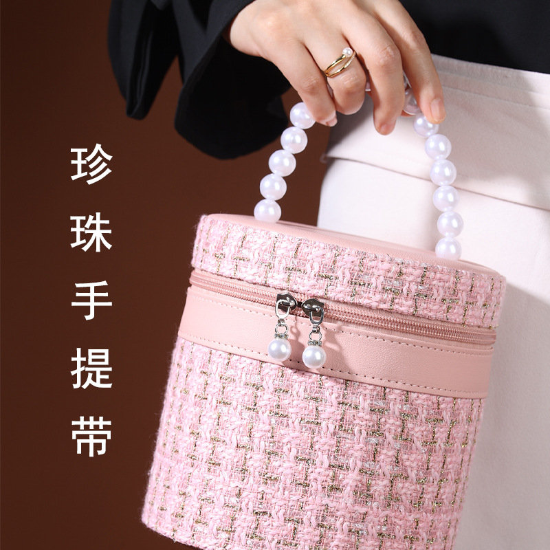 Factory direct sales, popular makeup box, large-capacity cosmetics storage box, portable and hand-held souvenir, home makeup bag Application Scenario