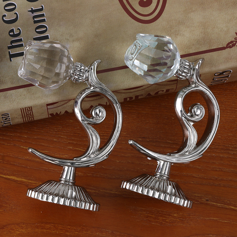 Yonghao Direct sales: Crescent-shaped curved hook curtains, wall hooks, hooks wholesale, wall hooks for hanging balls, window decorations in stock Application Scenario