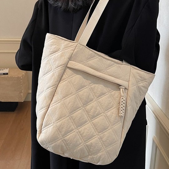 A new Korean-style diamond-shaped single-shoulder bag for autumn and winter, a versatile, simple and large-capacity tote bag with a sense of design for commuting Specification drawing