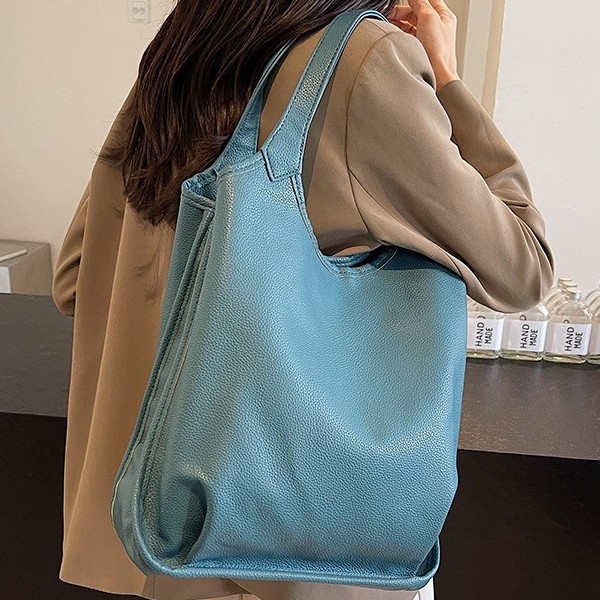 New solid color versatile large-capacity bucket bag, leather crossbody fashionable and niche vegetable basket handbag, casual women's bag full figure