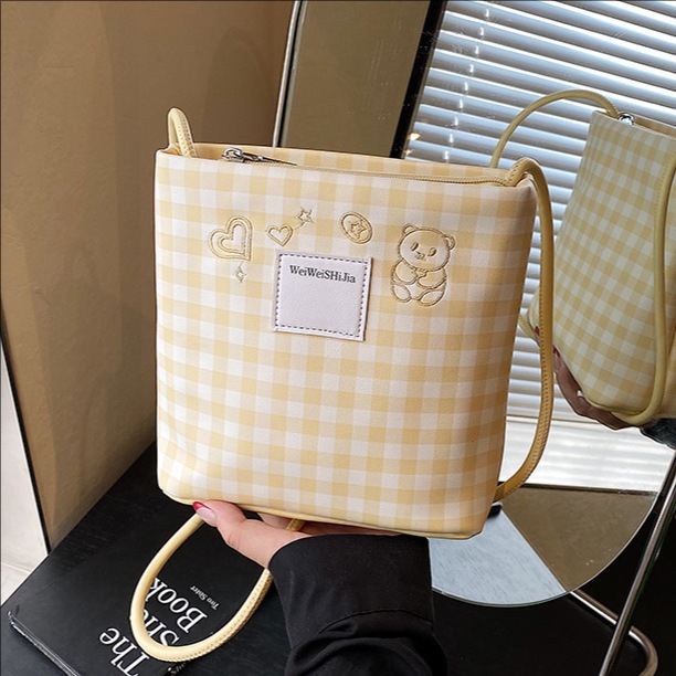 The 2025 new checkered simple print bear small square bag is a fashionable and versatile single-shoulder bag for women and a stylish commuter crossbody bag full figure