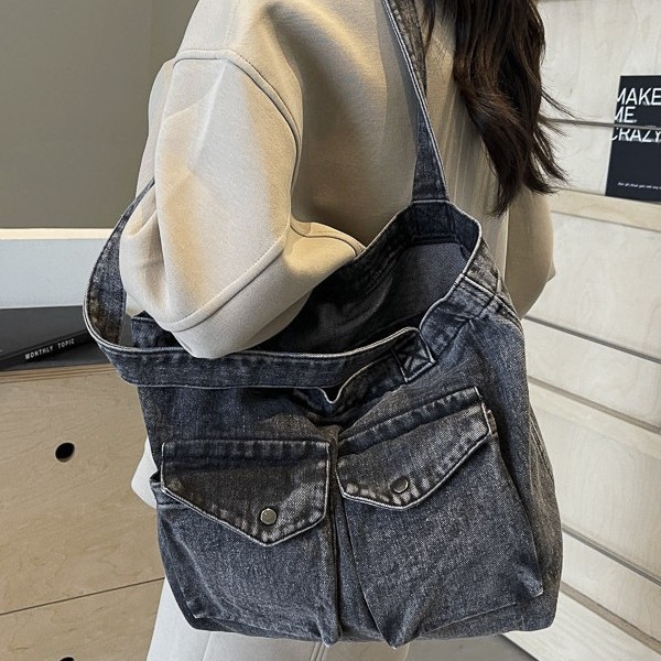 Washed denim canvas bag, women's commuter tote bag, simple and eye-catching casual shoulder bag, large-capacity student class bag details Picture