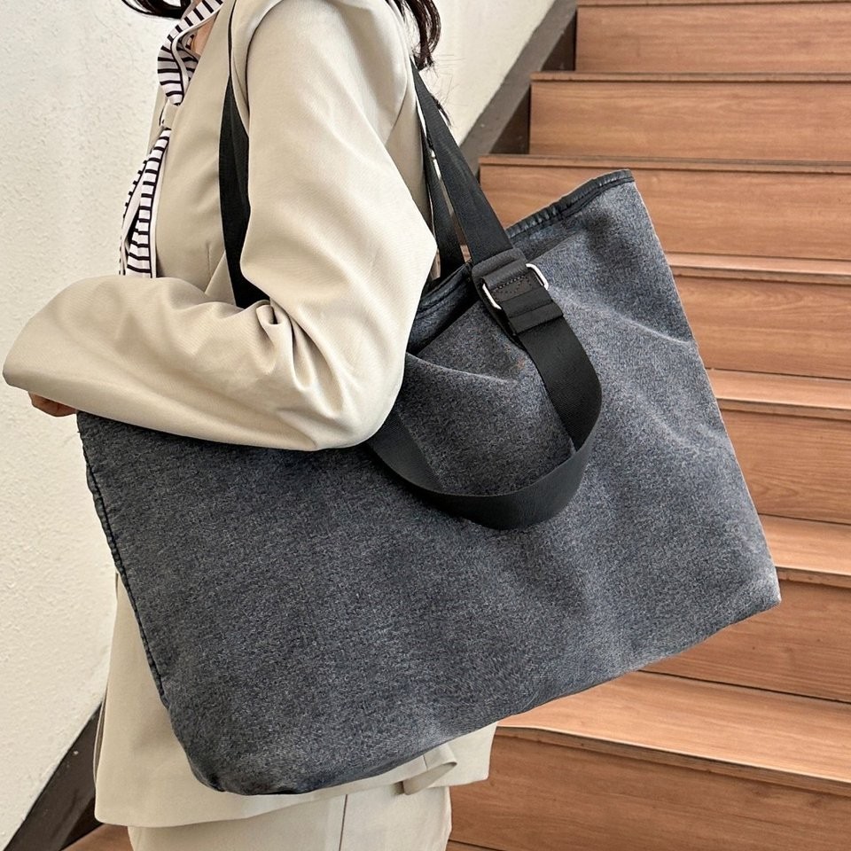 The new spring and summer versatile and fashionable single-shoulder bag, retro and trendy tote bag details Picture