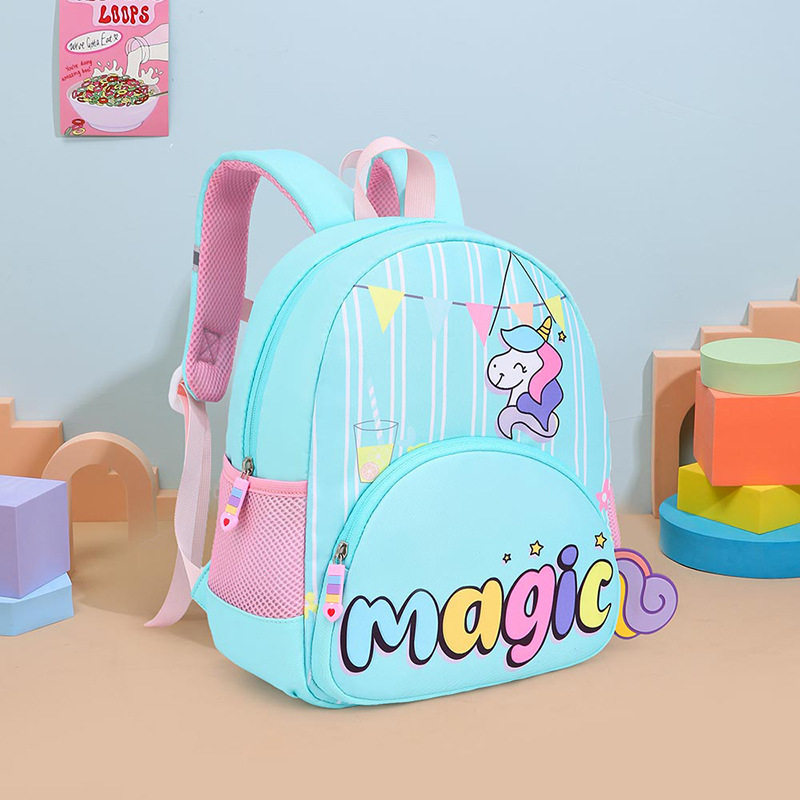 New children's travel backpacks, outdoor travel backpacks for primary school students, cartoon small schoolbags for kindergartens Application Scenario