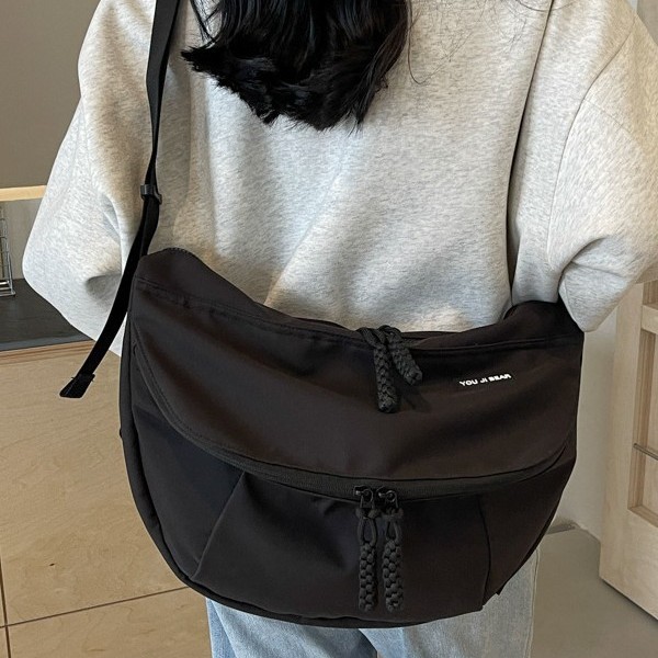 Trendy and casual Dumpling Bag 2024 Autumn/Winter New stylish large-capacity single-shoulder crossbody bag suitable for both men and women with a crescent shape Application Scenario