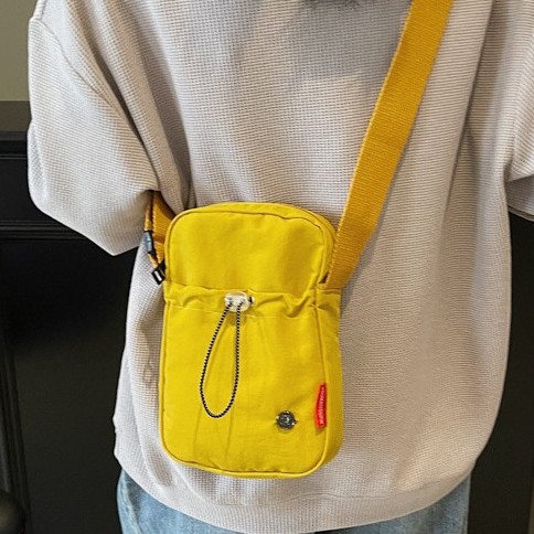 Solid-colored women's single-shoulder bag, versatile, casual and niche, crossbody phone bag, high-end women's commuting light small bag Application Scenario