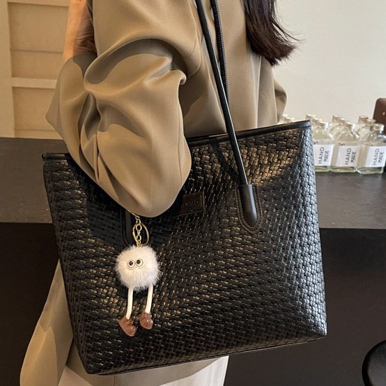Large-capacity women's 2025 new Spring and Autumn high-end single-shoulder bag, retro college student commuting tote bag Application Scenario