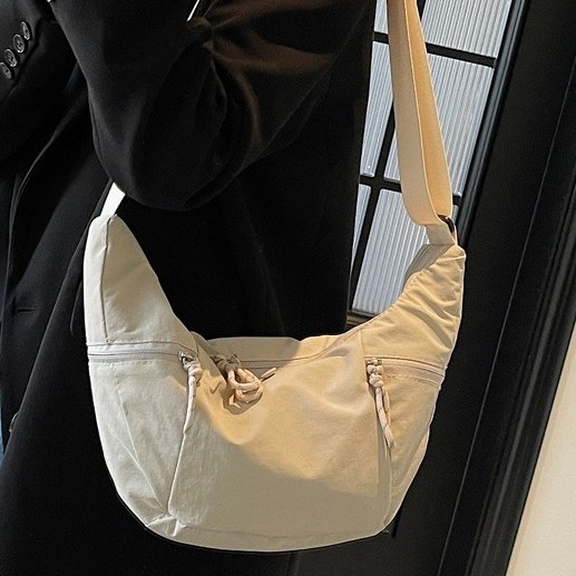 Simple, niche and versatile solid color washable fabric horn bag for women's travel, light and versatile, commuting and casual single-shoulder crossbody bag Application Scenario