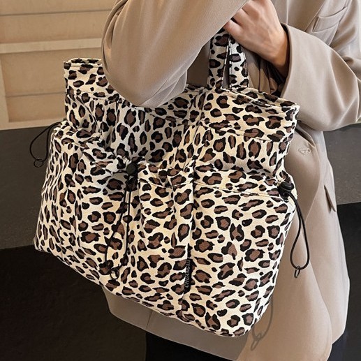 A niche leopard-print canvas tote bag for women's casual commuting, with a large capacity and a fashionable new style, a stylish single-shoulder bag details Picture