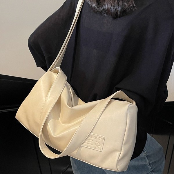 This year's new fashion women's bag is a large-capacity, casual and stylish bag with an ins waterproof single-shoulder crossbody Specification drawing