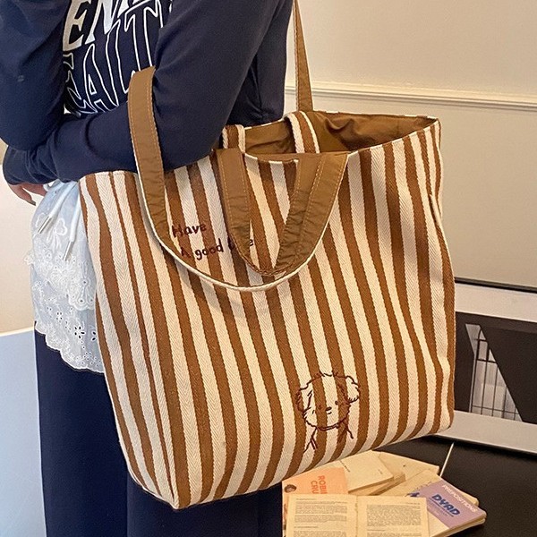 Large-capacity striped tote bag, single-shoulder canvas bag, casual open letter bag, 2024 new model student class backpack Application Scenario