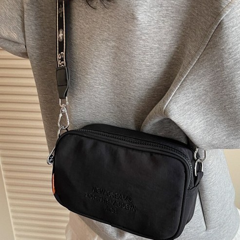 A new, versatile, Korean-style, fashionable and high-quality single-shoulder bag with a unique retro Merado-style design for women Application Scenario