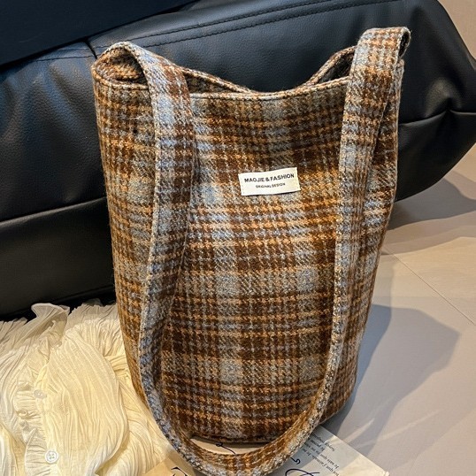Korean woolen bucket bag for women, 2024 new winter large-capacity checkered single-shoulder bag, retro and trendy crossbody bag details Picture