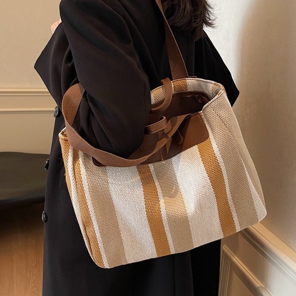 The 2024 new retro and fashionable checkered handbag is a niche commuter tote bag for women and a versatile large-capacity single-shoulder bag Specification drawing