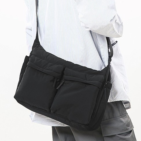 A new, trendy and casual Korean-style underarm bag with a large capacity and single-shoulder commuter tote bag from a niche handbag brand Application Scenario