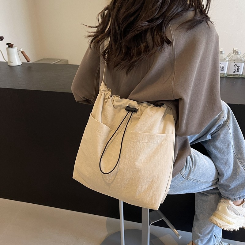 Japanese-style large-capacity casual tote bag, simple, niche and versatile single-shoulder bag, fashionable commuting drawstring drawstring crossbody bag Specification drawing