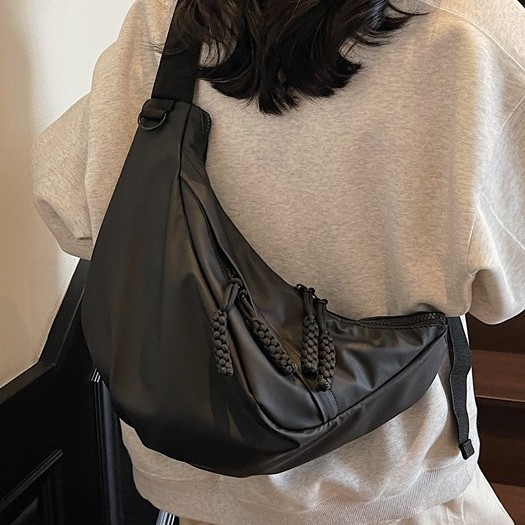 Men's and women's crossbody bag 2025: Simple and versatile chest bag, sport crossbody bag, casual commuting, light and fashionable fitness bag details Picture