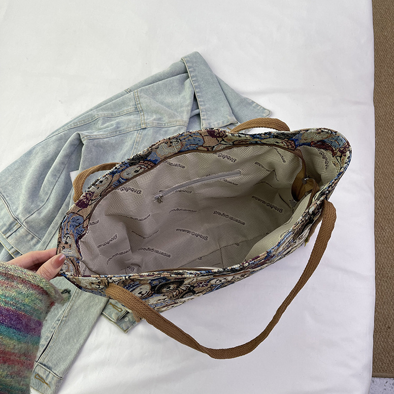Cute large-capacity tote bag 2024 new style for going out, ins bear print single-shoulder bag, versatile commuting handbag Application Scenario