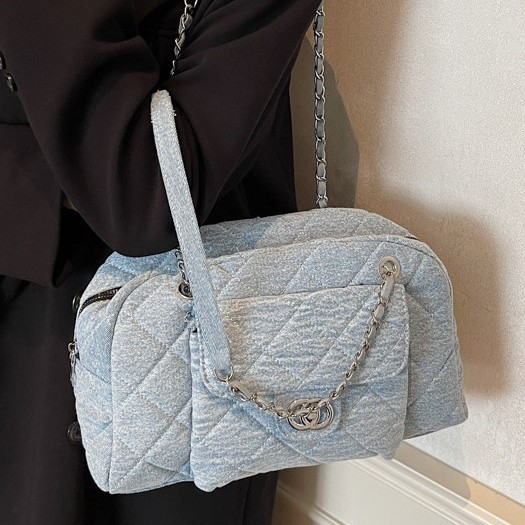 A new retro denim bag from trendy Boston, a small chanel-style diamond-shaped chain tote bag, and a large-capacity underarm bag for women Application Scenario