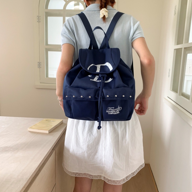 Large-capacity small backpack for women, Korean version 2025 Summer new rivet casual handbag, student commuting backpack Application Scenario