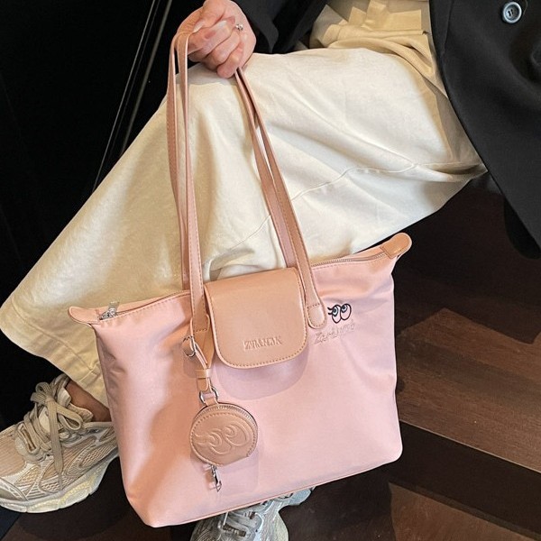 New large-capacity tote bag, a niche, versatile and high-end handbag. 2025 Casual and fashionable single-shoulder tote bag Application Scenario