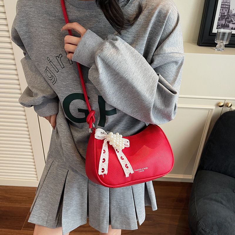 A new, simple and fashionable single-shoulder crossbody bag for women in summer 2025, featuring a high-quality and niche design Application Scenario