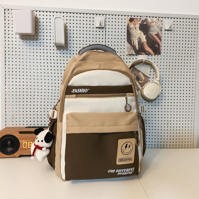 New Japanese-style large-capacity backpacks for female college students in 2025, new lightweight and versatile backpacks for junior and senior high school students full figure