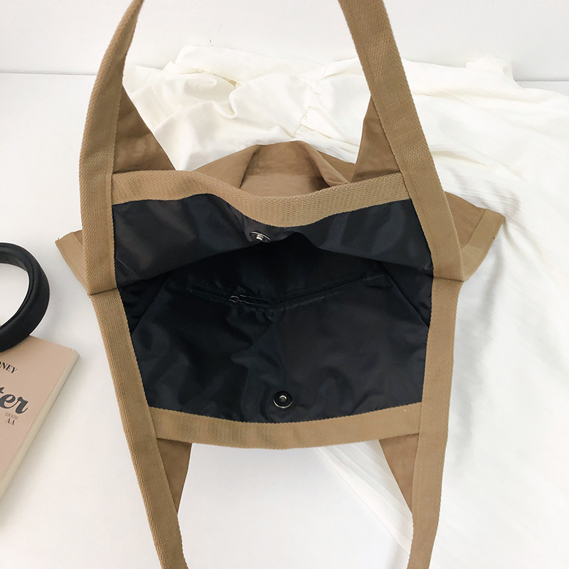 This is a niche design tote bag with a retro and artistic style for women. It has a large capacity for commuting to school at 8 a.m. and a casual and laid-back single-shoulder bag Application Scenario