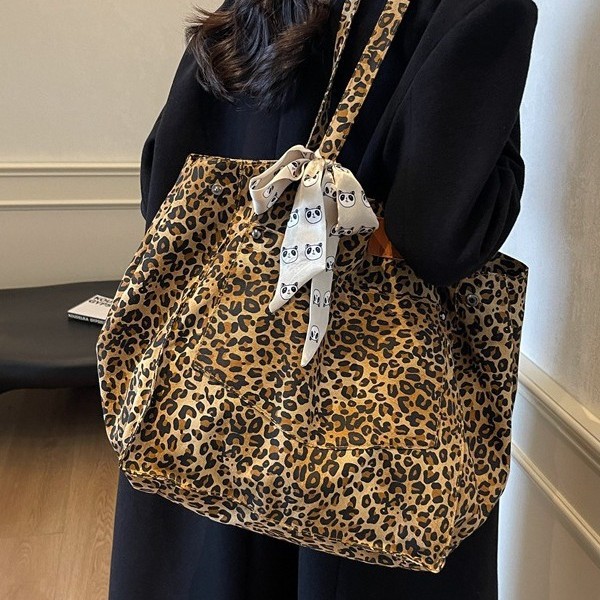 2024 New oversized leopard print tote bag, cross-border bestseller shopping bag, export large bag, bat bag, commuting canvas bag Application Scenario