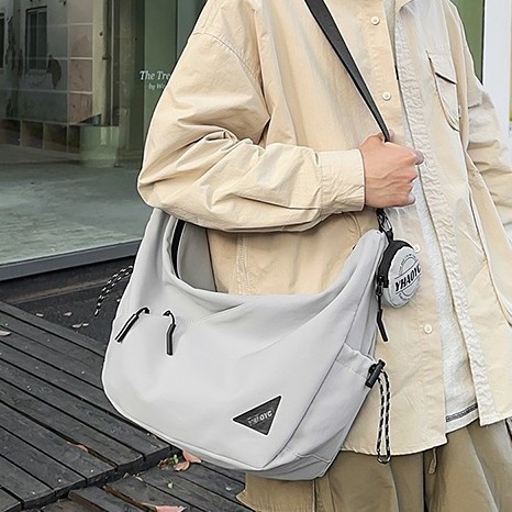 The new large-capacity nylon waterproof student commuting crossbody bag is fashionable, casual and versatile. It is lightweight and convenient for sports details Picture