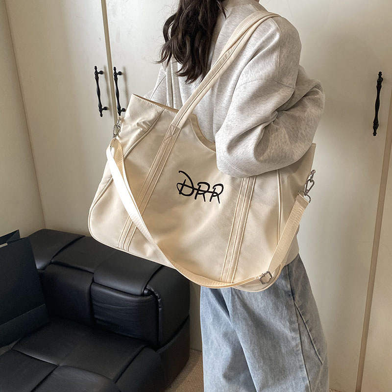 Large-capacity, lightweight and casual single-shoulder bag, a simple and portable crossbody bag for female college students' commuting to class Application Scenario