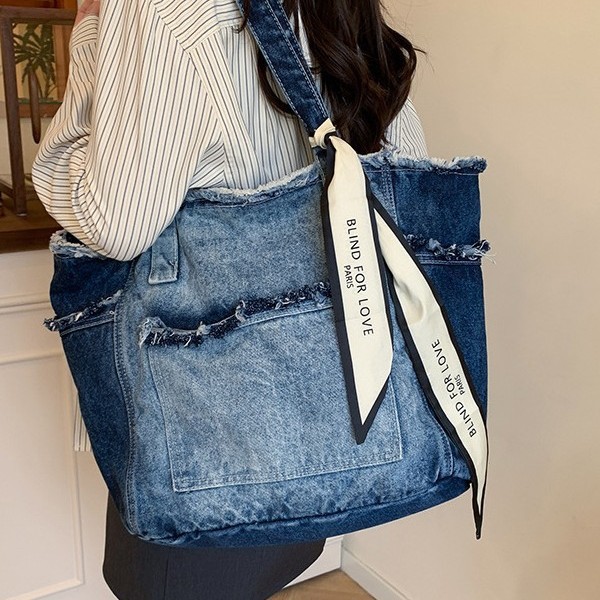 A fashionable new large bag with a Korean style, simple and trendy design, and a unique single-shoulder hand-carry tote bag for commuting and casual wear details Picture