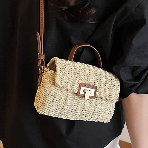 Lady Feng, a socialite, offers a single-shoulder bag and a crossbody bag for summer vacation and leisure. This is a woven single-shoulder women's bag and a crossbody mobile phone bag Specification drawing