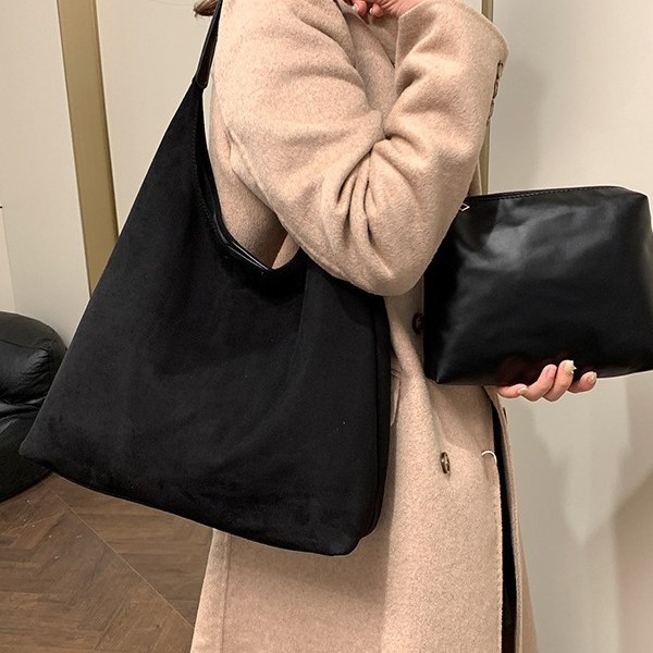 Simple and casual matte suede bag for women, 2024 new early autumn retro single-shoulder bag, high-quality commuting tote bag, large capacity Application Scenario