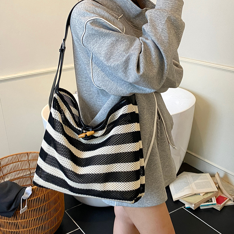 A new 2025 summer collection of simple and casual woven bags for women's beach play and vacation, a laid-back striped single-shoulder crossbody bag details Picture